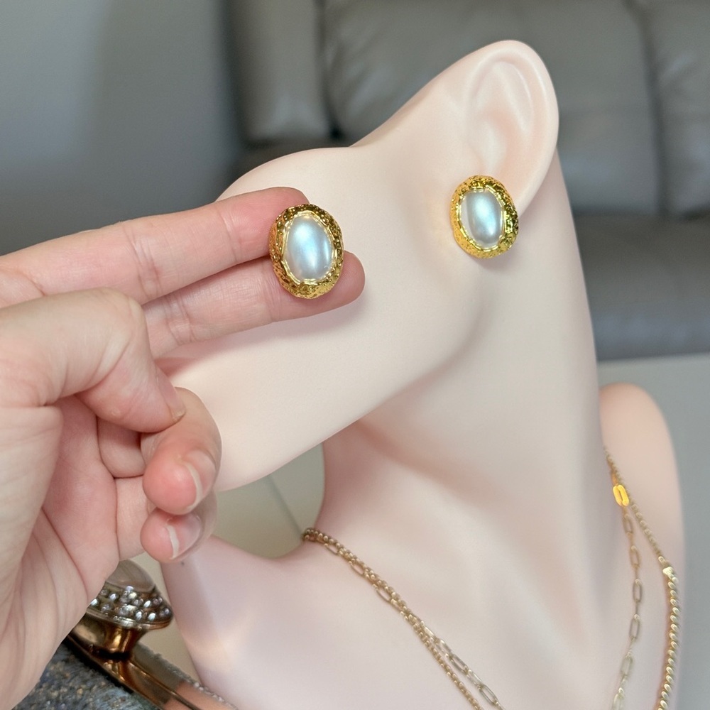 Elegant Gold and Pearl Stud Earrings - Picture 7 of 9